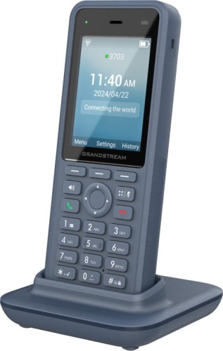 Grandstream WP836 – telefon WiFi VoIP – widok pod kątem z ładowarką.jpg