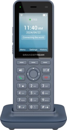 Grandstream WP826 – telefon WiFi VoIP – widok z przodu z ładowarką.jpg
